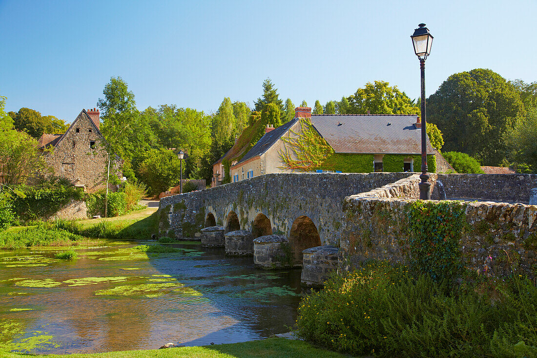 Das Dorf Asnières-sur-Vègre bei Parcé-sur-Sarthe, Dept. Sarthe, Region Pays de la Loire, Frankreich, Europa