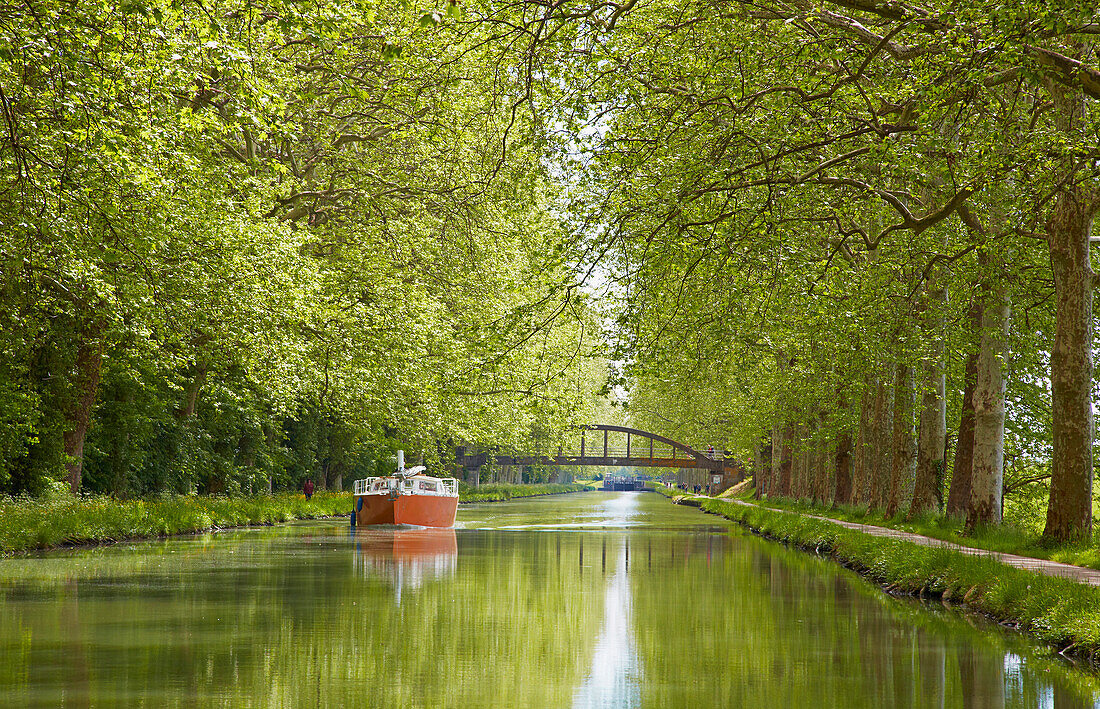 Hausboot auf dem Canal de Garonne bei Valence-d'Agen, Dept. Tarn-et-Garonne, Region Aquitaine, Frankreich, Europa