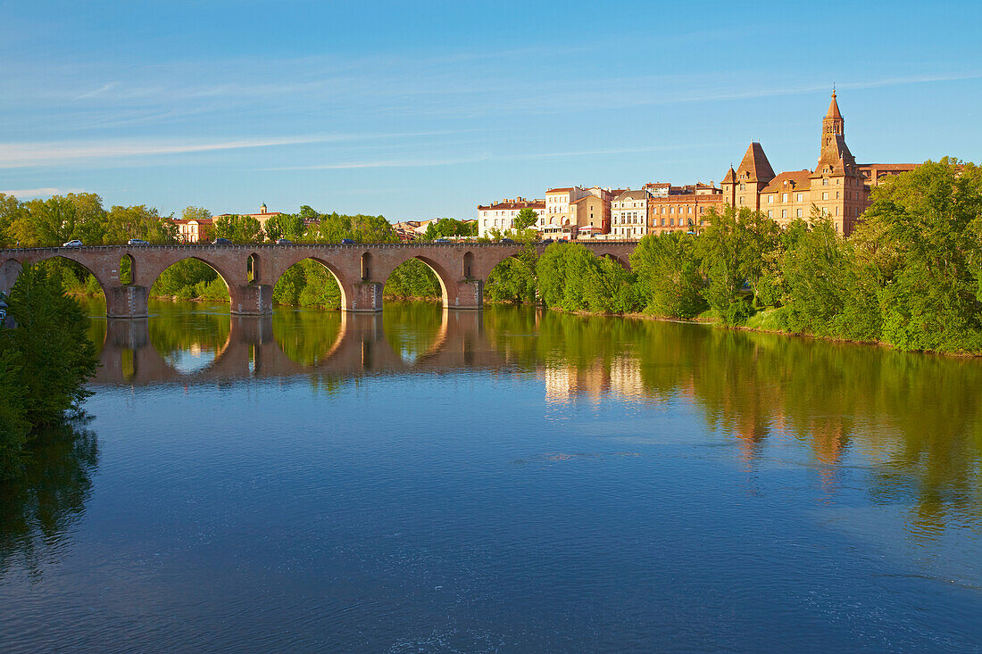 Blick auf Montauban, Musée Ingres, Pont Vieux, Tarn, Dept. Tarn-et-Garonne, Region Aquitaine, Frankreich, Europa