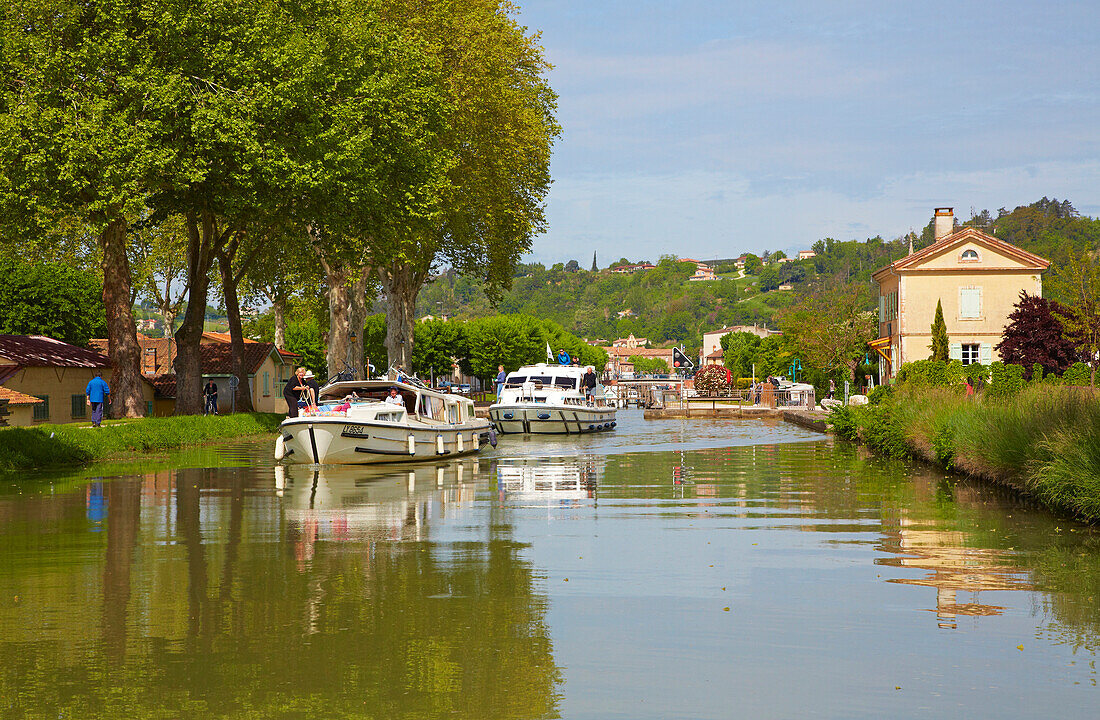 Hausboote auf dem Canal de Garonne, Moissac, Dept. Tarn-et-Garonne, Region Aquitaine, Frankreich, Europa