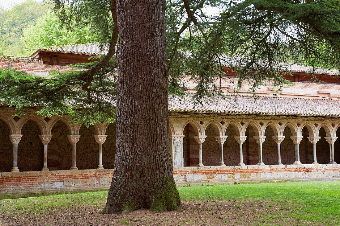 Cloister of L'Abbaye Saint-Pierre at Moissac, Dept. Tarn-et-Garonne, Region Aquitaine, France, Europe