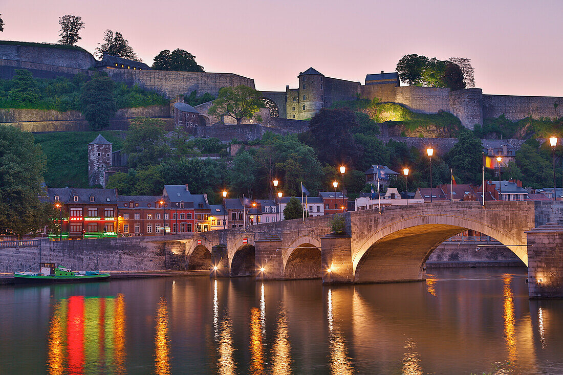 Namur, Zitadelle mit Pont de Jambes im Abendlicht, Meuse, Maas, Vallée de Meuse, Wallonische Region, Provinz Namur, Belgien, Europa