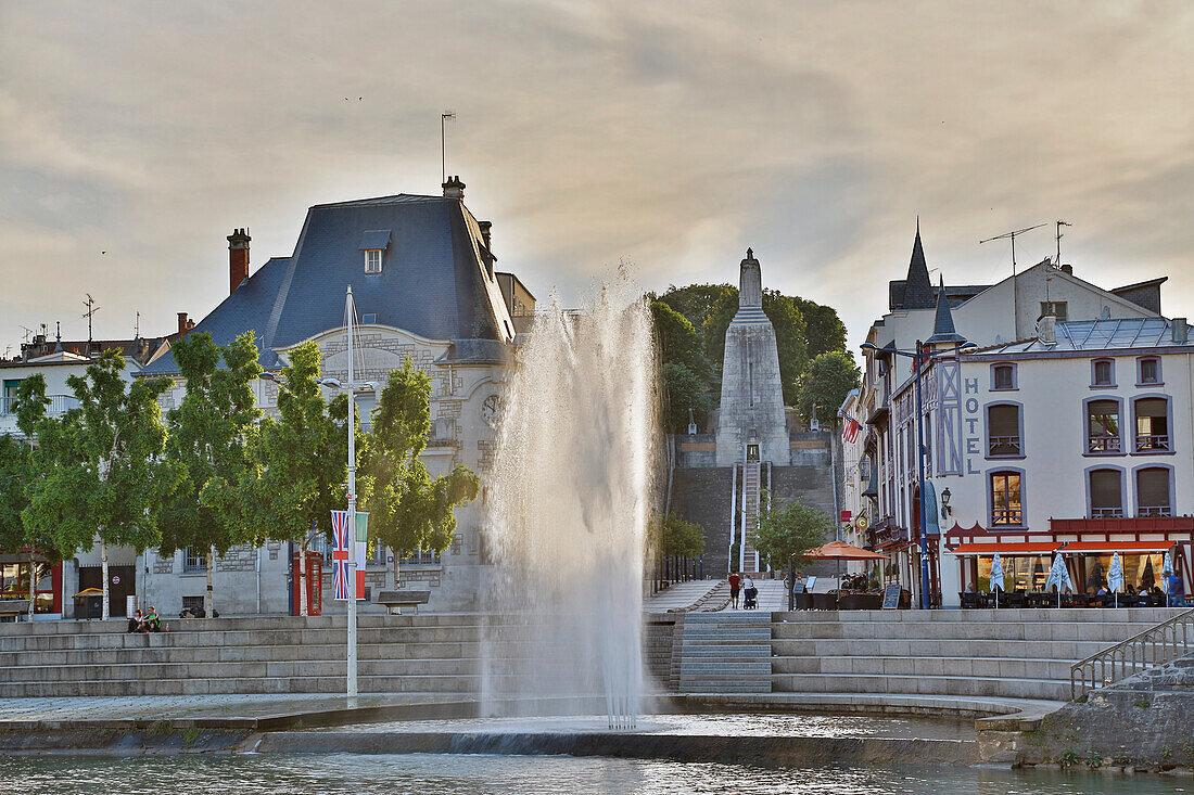 Springbrunnen und Avenue de la Victoire und Monument de Verdun, Verdun, Dept. Meuse, Region Lothringen, Frankreich, Europa