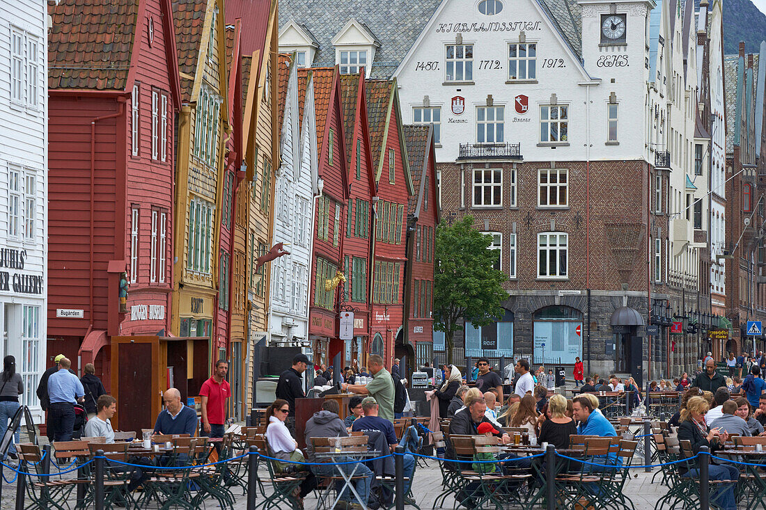 Straßencafés im  Bryggenviertel, Bergen, Speicher der Hanse, Provinz Hordaland, Vestlandet, Norwegen, Europa