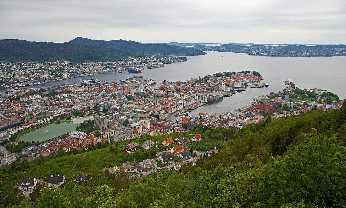 Blick vom Aussichtsberg Floyen auf Stadt und Hafenanlagen, Bergen, Provinz Hordaland, Vestlandet, Norwegen, Europa