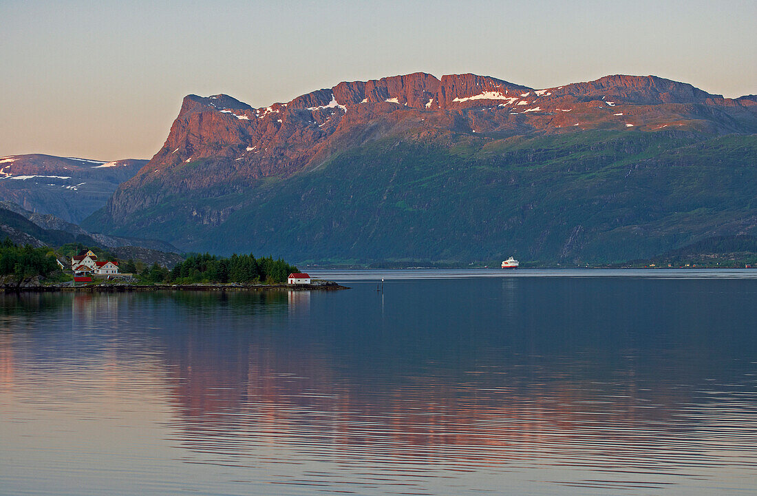 MS Nordkapp der Hurtigruten im Vagsfjord vor Malöy, Erstes Morgenlicht, Provinz Sogn og Fjordane, Vestlandet, Norwegen, Europa