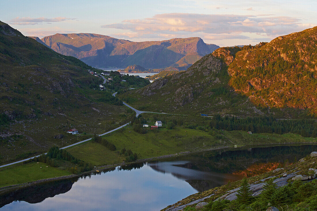 Blick auf nach Raudeberg, Refvikvatnet, Insel Vagsöy, Provinz Sogn og Fjordane, Vestlandet, Norwegen, Europa