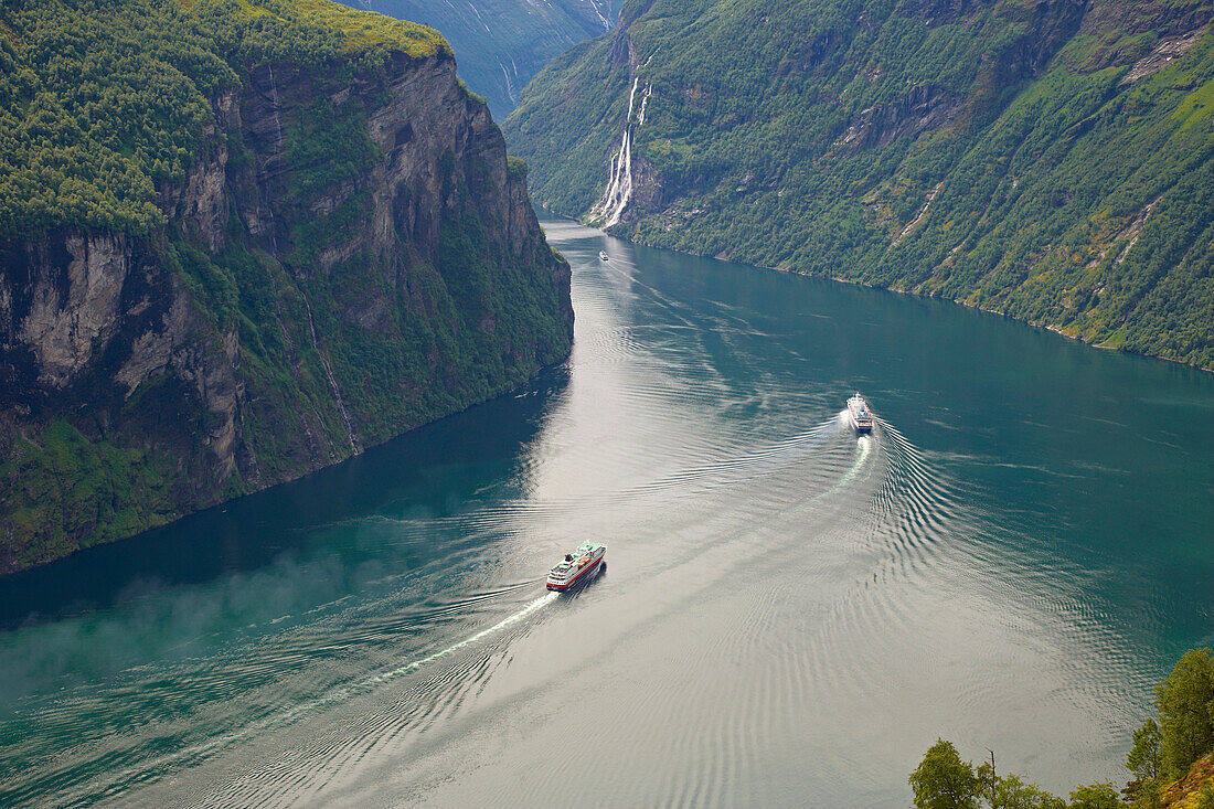 Hurtigruten und Flußkreuzfahrtschiff im Geirangerfjord, Wasserfall, Die Sieben Schwestern, Provinz Möre og Romsdal, Vestlandet, Norwegen, Europa