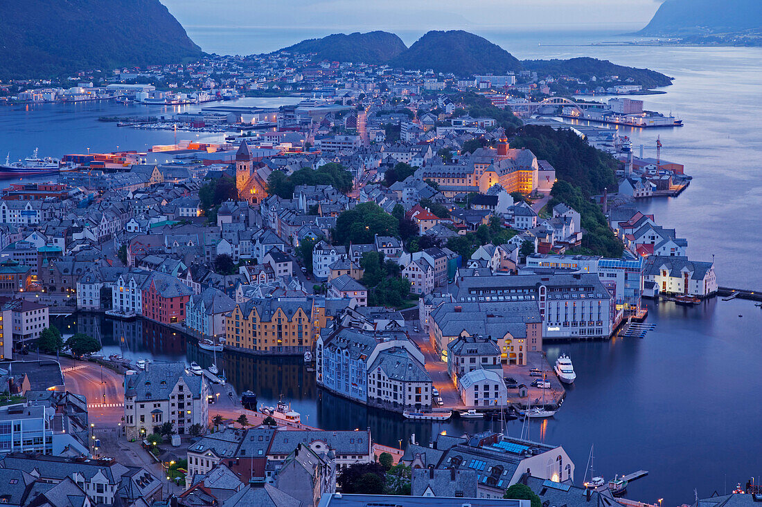 Blick vom Berg Aksla auf Alesund, Provinz Möre og Romsdal, Vestlandet, Norwegen, Europa