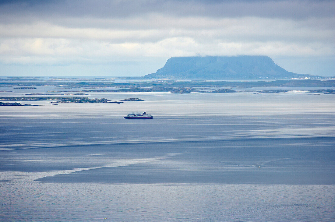 Blick vom Sjonfellet auf den Sjonafjord und die Felseninsel Lovunden, Provinz Nordland, Nordland, Norwegen, Europa