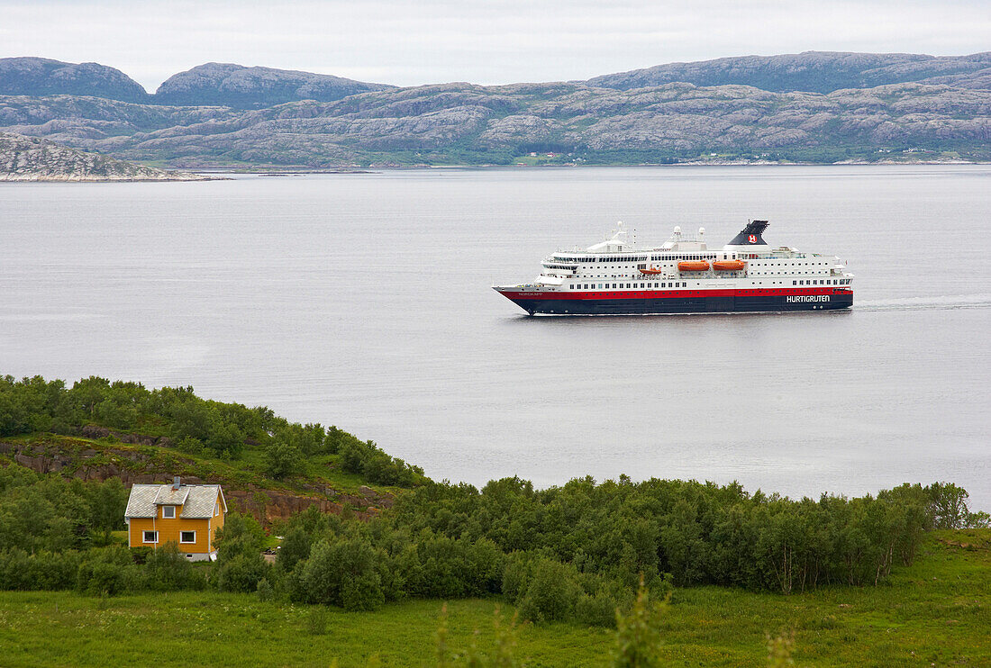 MS, Nordkapp, der Hurtigruten in Sandnessjöen, Helgeland, Provinz Nordland, Nordland, Norwegen, Europa