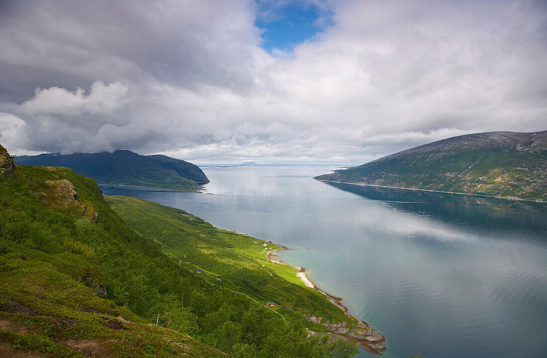 Blick vom Sjonfellet auf den Sjonafjord und die Felseninsel Lovunden, Provinz Nordland, Nordland, Norwegen, Europa