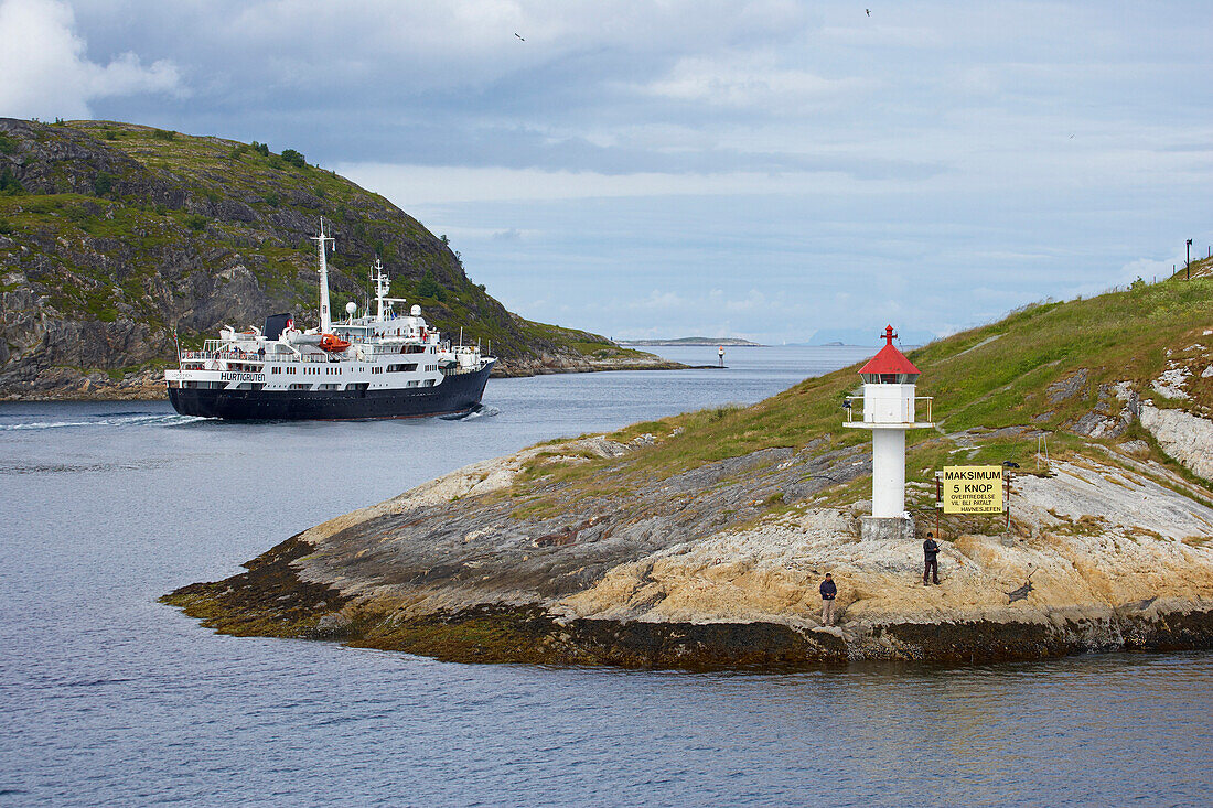 MS, Lofoten, der Hurtigrutenim Landegofjord bei Bodö, Provinz Nordland, Nordland, Norwegen, Europa