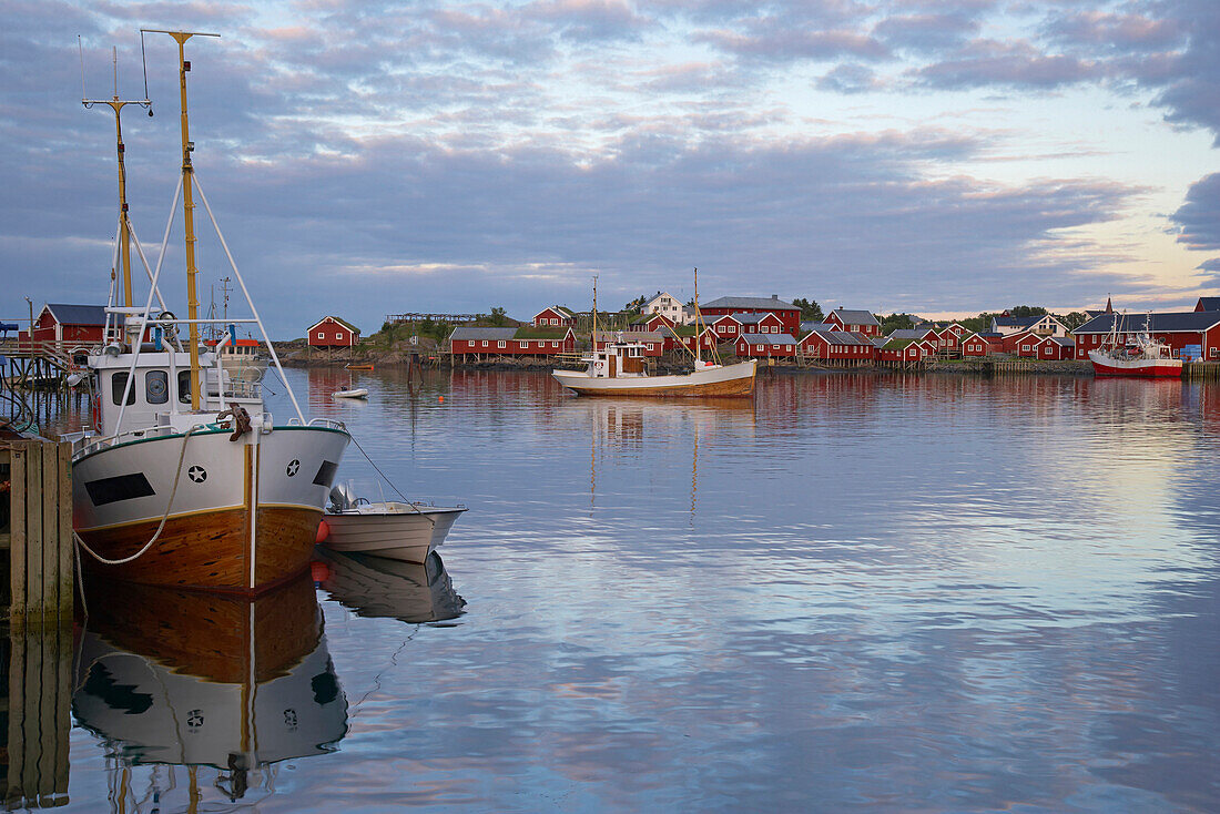 Rorbuer und altes Fischerboot im Dorf Reine, Lofoteninsel Moskenes, Lofoten, Provinz Nordland, Nordland, Norwegen, Europa