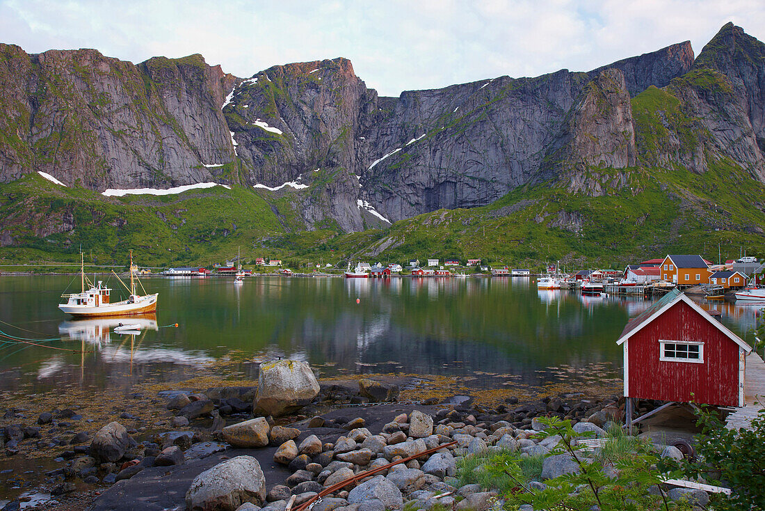 Rorbuer and old fishing boat in the village of Reine, Isle of Moskenes, Lofoten, Province of Nordland, Nordland, Norway, Europe