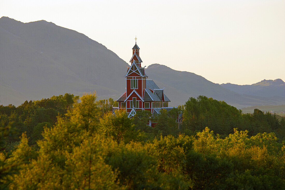 Blick auf Buksnes Kirche in Gravdal, Insel Vestvagöy, Lofoten, Provinz Nordland, Nordland, Norwegen, Europa