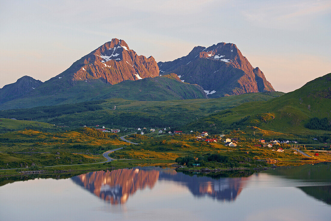 Mitternachtssonne am Borgpollan, Insel Vestvagöy, Lofoten, Provinz Nordland, Nordland, Norwegen, Europa