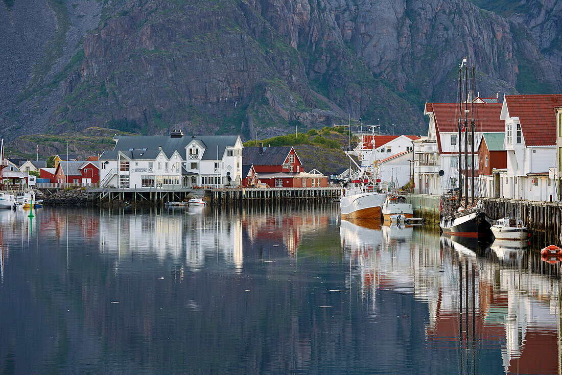 Im Hafen von Henningsvaer, Lofoteninsel Austvagöya, Lofoten, Provinz Nordland, Nordland, Norwegen, Europa