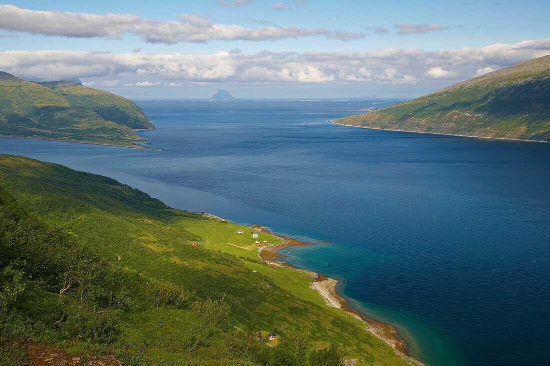 Blick auf den Sjonafjord und die Felseninsel Lovunden, Provinz Nordland, Nordland, Norwegen, Europa