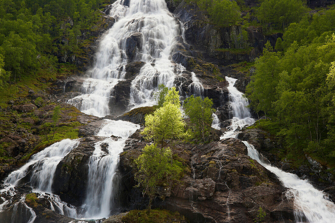 Brattland Wasserfall im Brattlandsdalen, RV 13, Provinz Rogaland, Vestlandet, Norwegen, Europa