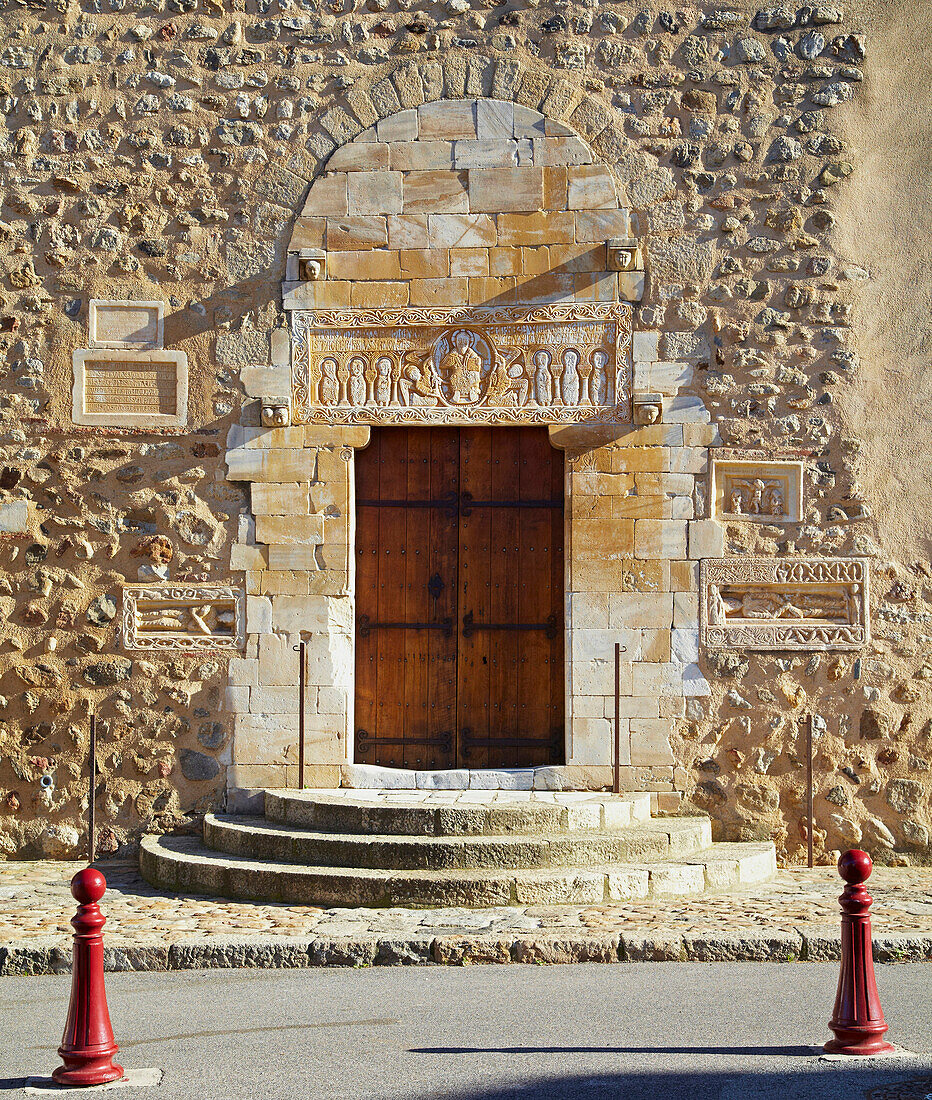 Chemins de Saint-Jacques, Saint James of Campostela Way, Linteau, Sculpture in marble above the entrance door, Saint-Genis-des-Fontaines, Dept. Pyrénées-Orientales, Roussillon, France, Europe