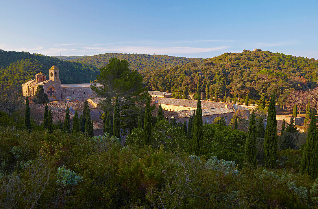Blick auf l'Abbaye de Fontfroide, Corbières, Dept. Aude, Languedoc-Roussillon, Frankreich, Europa