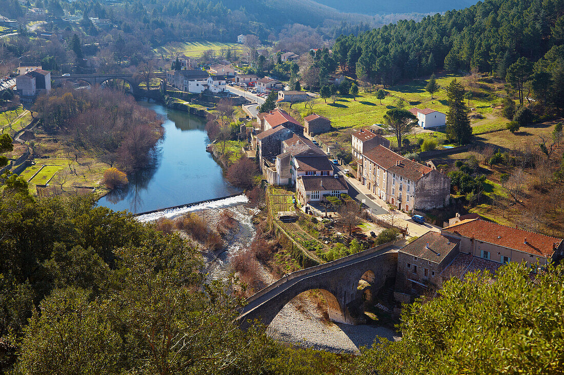 Blick auf Olargues mit Pont de Diable, Jaur, Dept. Hérault, Languedoc-Roussillon, Frankreich, Europa