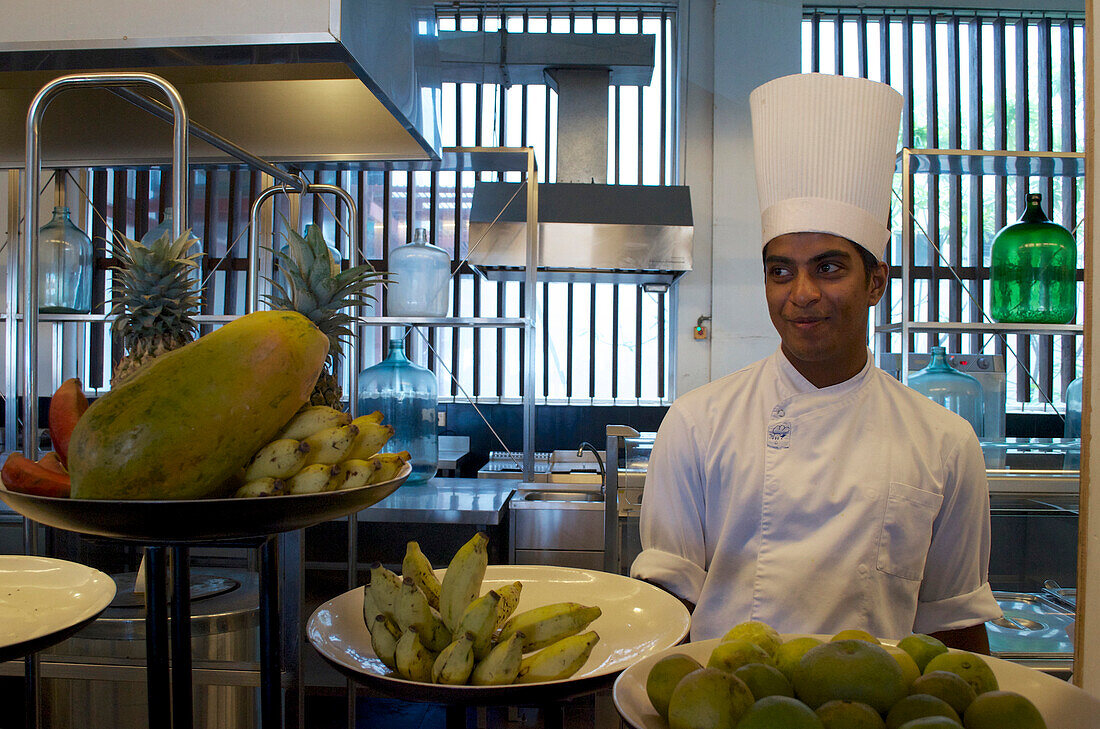 Früchte auf dem Tresen und Koch des Jetwing Blue, Hotels in Negombo, Westküste, Sri Lanka