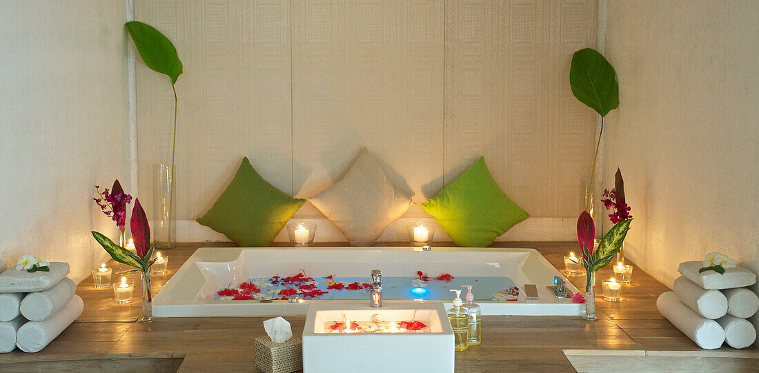 Flower bath, bathtub decorated with flowers in the spa, Hotel Jetwing Blue, Negombo, Sri Lanka