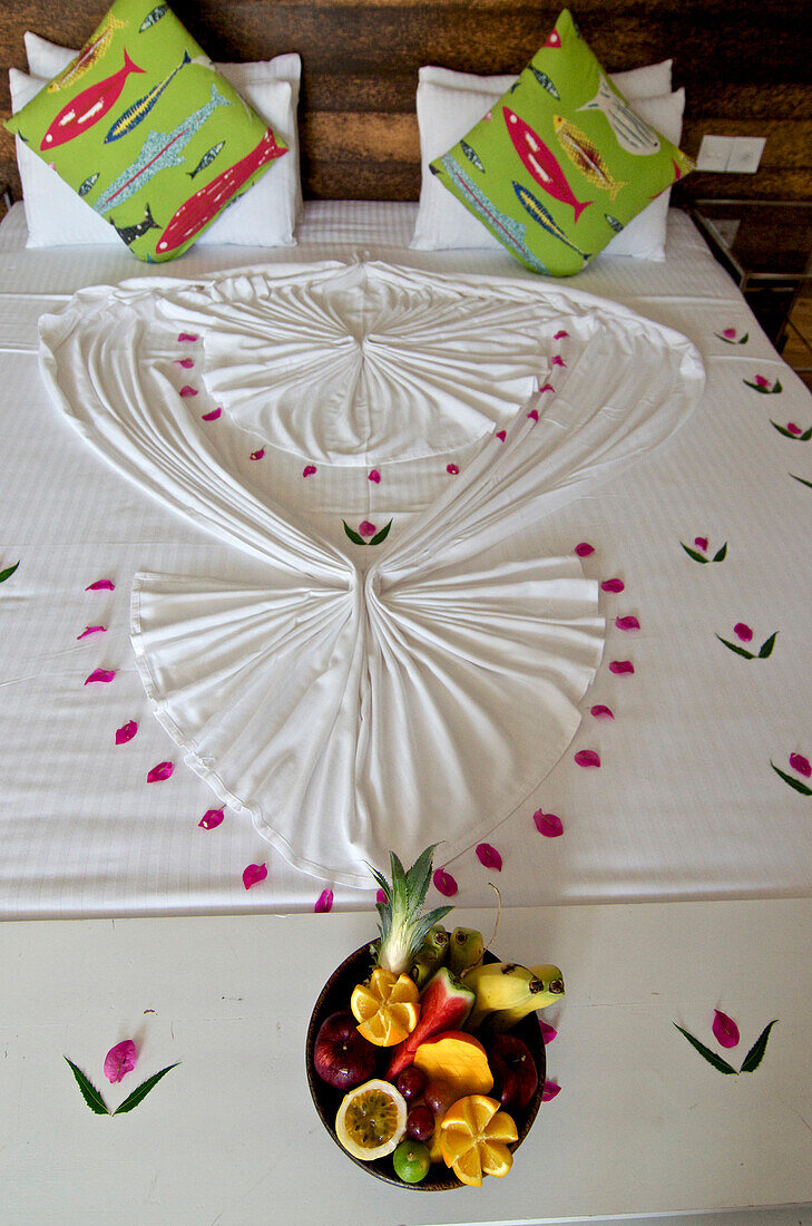 Liebevoll geschmücktes Bett im Hotel Maalu Maalu, Passekudah, Ost Sri Lanka
