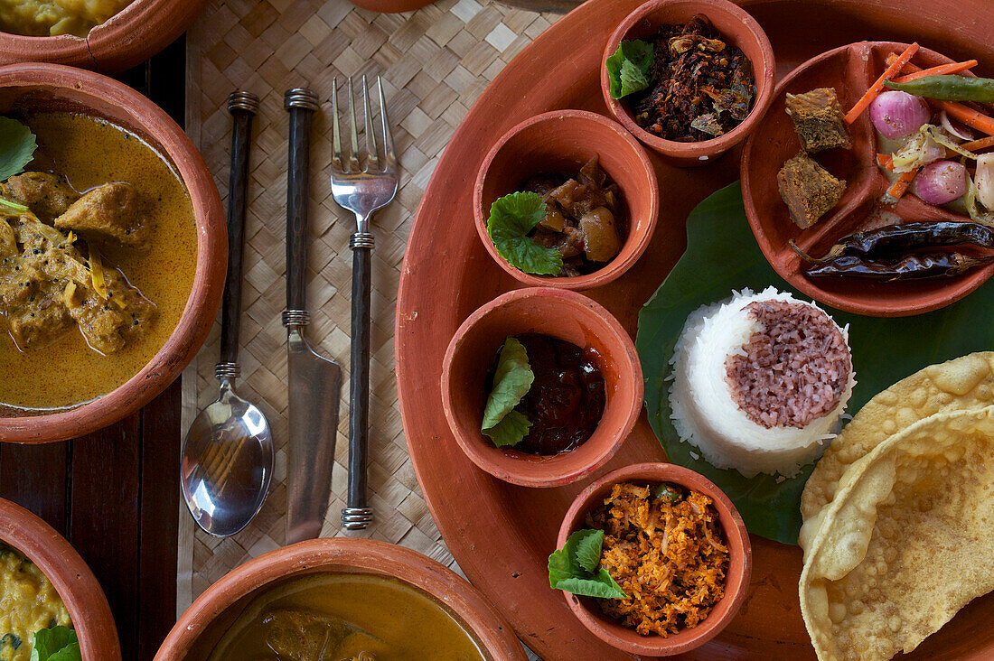 Ayurveda Essen in Tongeschirr, Jetwing Hotel Vil Uyana, Sigiriya, Matale Distict, Kulturdreieck, Sri Lanka