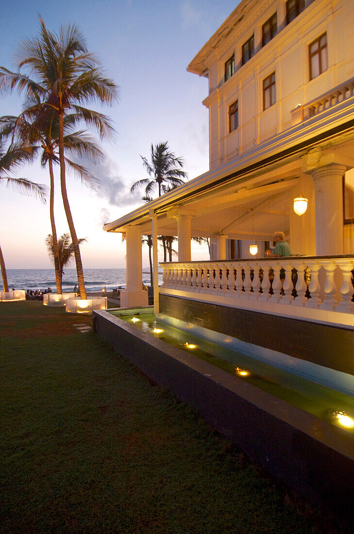 Veranda und Blick auf das Meer im Galle Face Hotel, Colombo, Sri Lanka