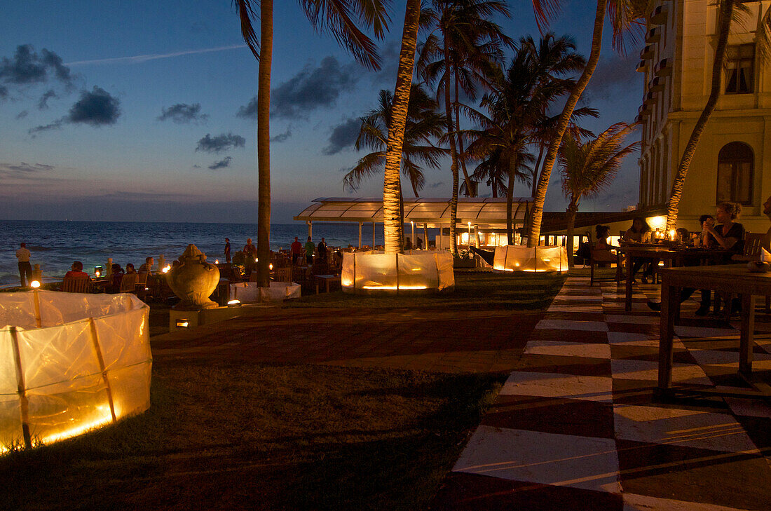 Besucher in der Poolside Bar and Terrace des Galle Face Hotel, Colombo, Sri Lanka