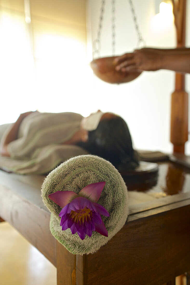 Ayurveda Behandlung mit Öltropfung, Lotusblüte in Handtuch, Haridra Resort and Spa by Jetwing Kalutara, Wadduwa, Südwest Küste, Sri Lanka