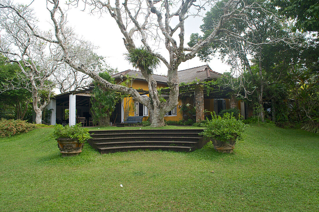 Haus in tropischem Garten in Bevis Bawas Brief Garden bei Bentota, Südwestsküste, Sri Lanka