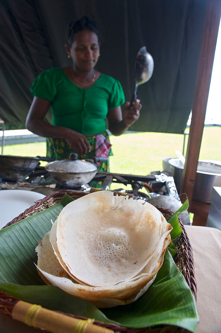 Köchin und Hoppers - typisch sri-lankisches Essen - werden am Morgen frisch zubereitet, Hotel Jetwing Lighthouse, Südwestküste, Sri Lanka