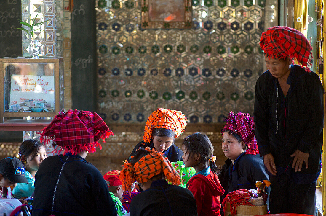 Pa-O women at Phaung Tha Kyaung Pagoda, Inle Lake, Shan Staat, Myanmar, Burma