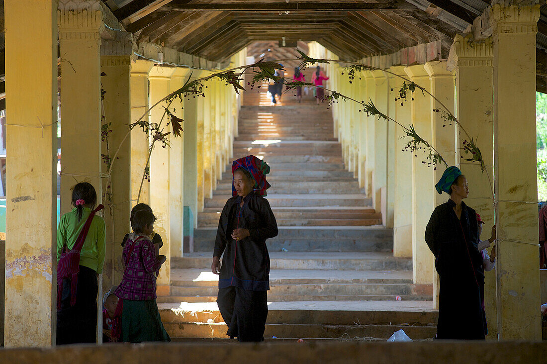 Pa-O women at Phaung Tha Kyaung Pagoda, Inle Lake, Shan Staat, Myanmar, Burma