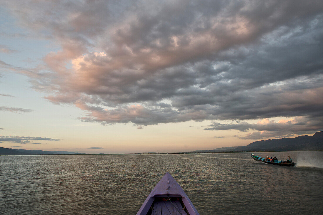 Boote und Wolken am Inle See, Shan Staat, Myanmar, Burma