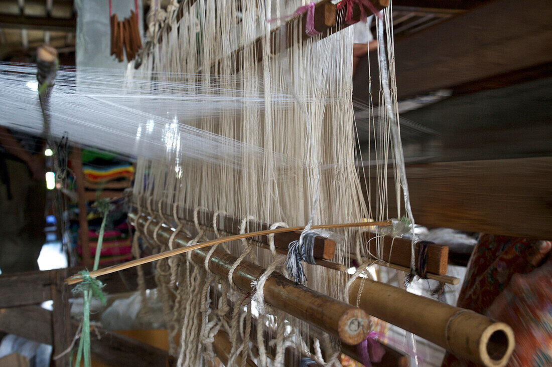 Lotos silk weaving, Inle Lake, Shan Staat, Myanmar, Burma