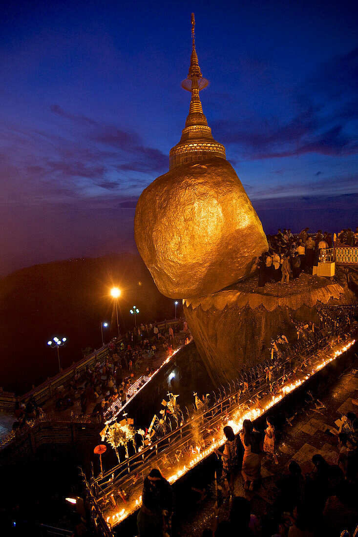 Goldener Felsen mit vielen buddhistischen Pilgern zum Tazaungdaing Vollmond, Kyaikhtiyto Pagode, Mon State, Myanmar