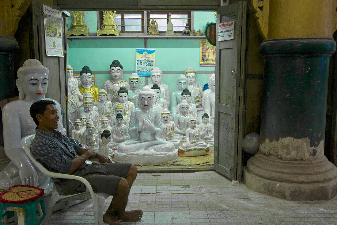 Geschäft mit Marmor-Buddhas in der Mahamuni Pagode in Mandalay, Myanmar, Burma