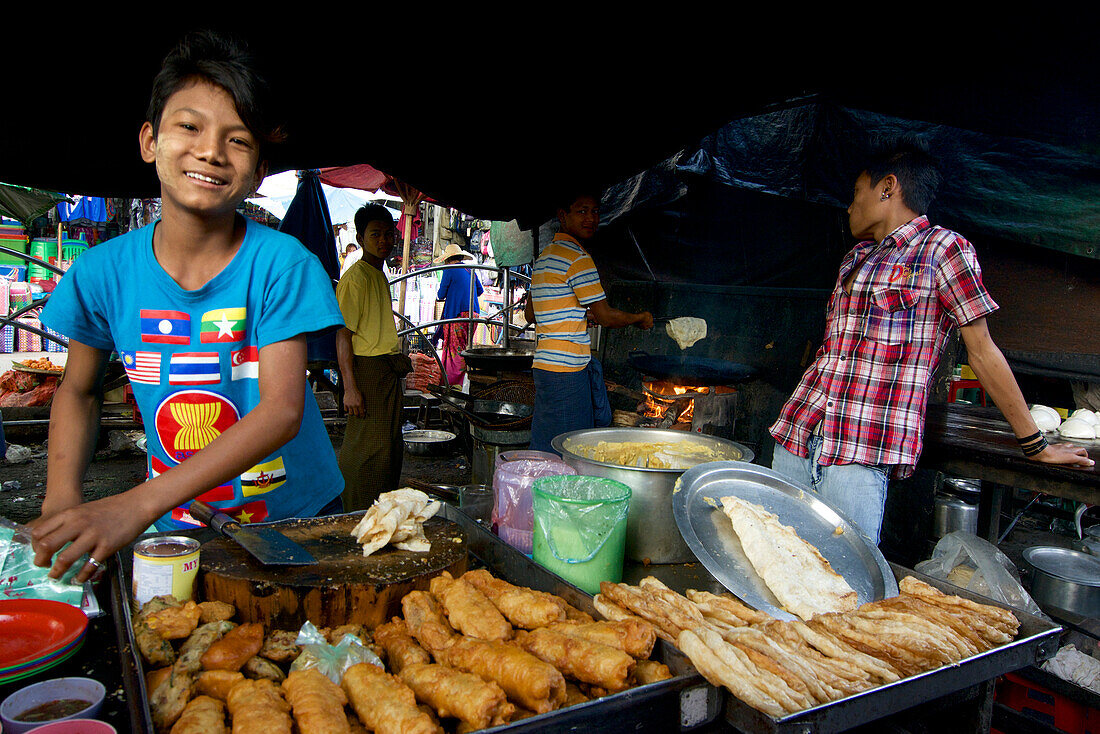 Essensstände auf dem Markt in Taunggyi, Ausflug vom Inle See, Shan Staat, Myanmar, Burma