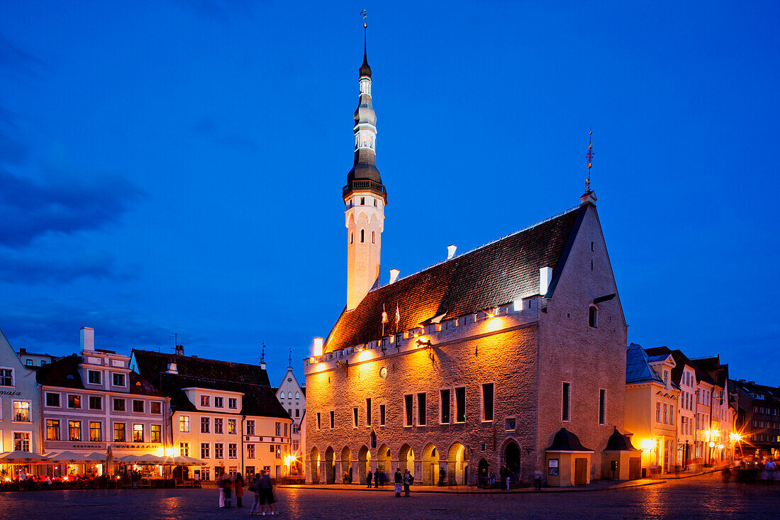 Mittelalterlicher Marktplatz mit dem Rathaus, Tallinn, Estland, Baltikum