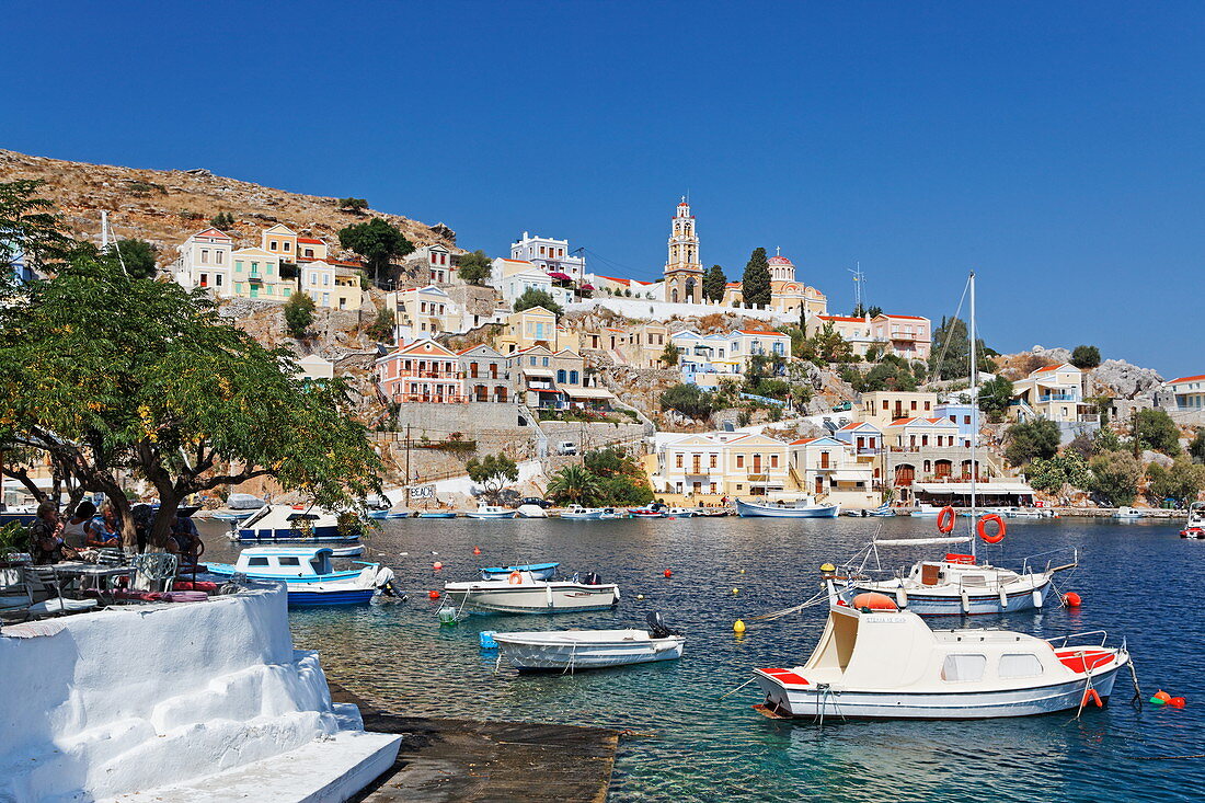 Terrasse eines Cafes in Angelidi, Symi Stadt, Symi, Dodekanes, Südliche Ägäis, Griechenland