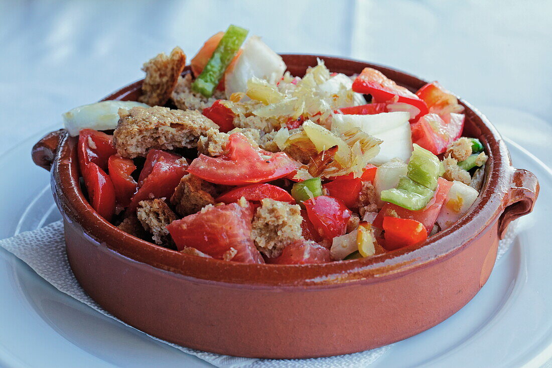 typischer Salat mit getrocknetem Fisch, Restaurant Es Mirador, Formentera, Balearen, Spanien