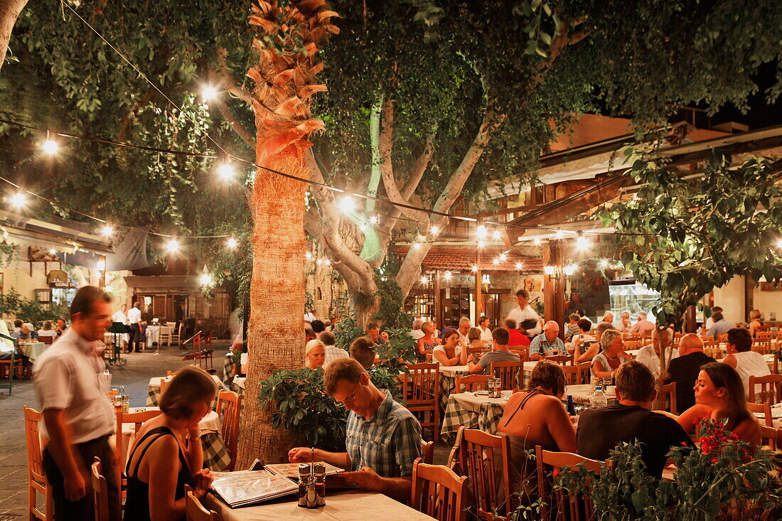 Restaurants auf dem Menekleous Platz in der historischen Altstadt von Rhodos Stadt, Rhodos, Dodekanes, Südliche Ägäis, Griechenland