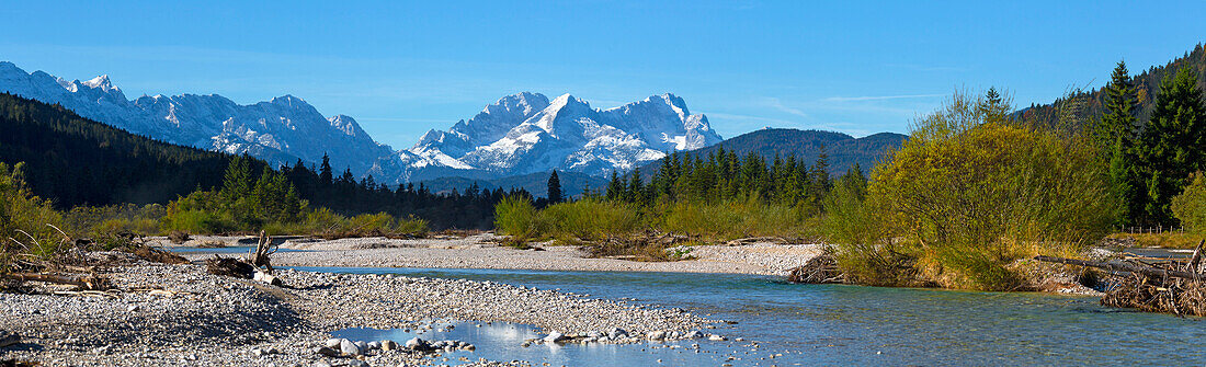 Isar river between Wallgau and Vorderriss, Zugspitze, Alpspitze and Wetterstein mountains in the background, Wallgau, Upper bavaria, Bavaria, Germany