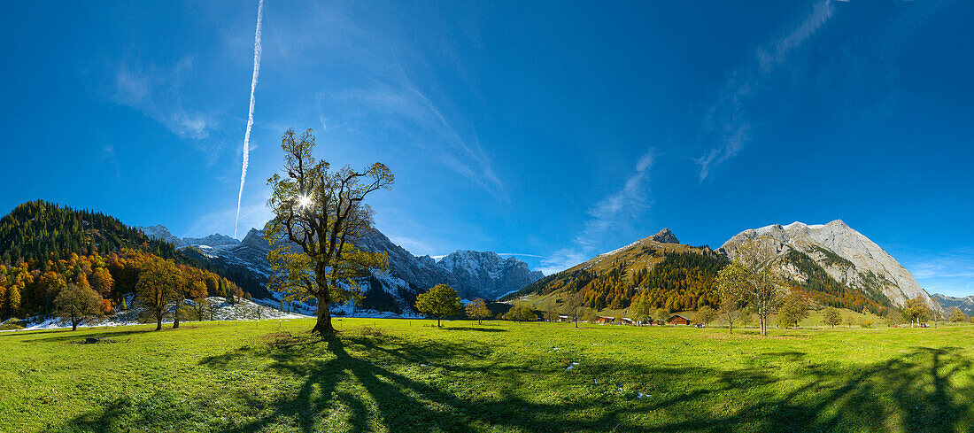 Grosser Ahornboden mit Karwendel im Hintergrund, Tirol, Österreich