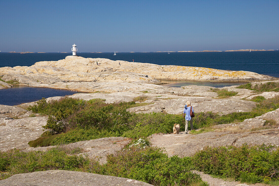 Spaziergang entlang der Schärenküste bei Marstrand, Insel Istön, Provinz Bohuslaen, Westküste, Schweden, Europa